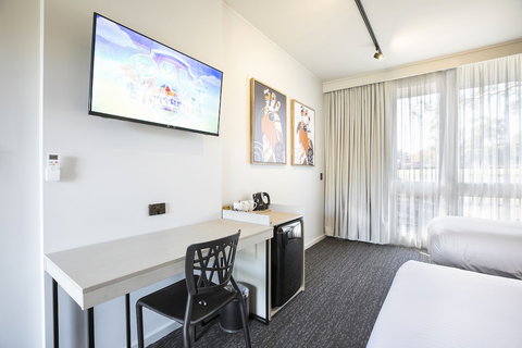 Nightcap At Sandown Park Hotel - Accommodation Perth 4