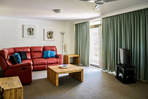 Copacabana Holiday Apartments - Accommodation Perth 5