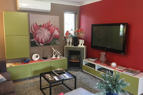 Crimson Villa - Accommodation Perth 2