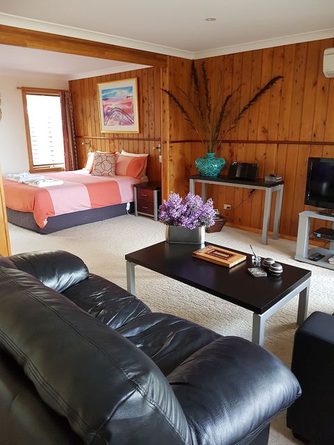 Bed In The Treetops Bed & Breakfast - Accommodation Perth 3