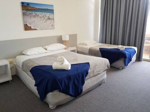 Seabreeze Beach Hotel - Perth Resorts 5