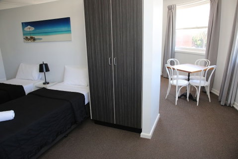The Lakes Hotel - Accommodation Perth 4