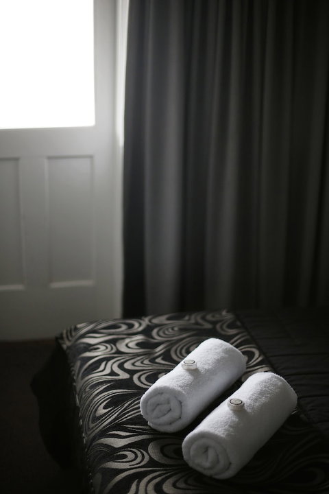 The Lakes Hotel - Accommodation Perth 5