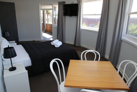 The Lakes Hotel - Accommodation Perth 6