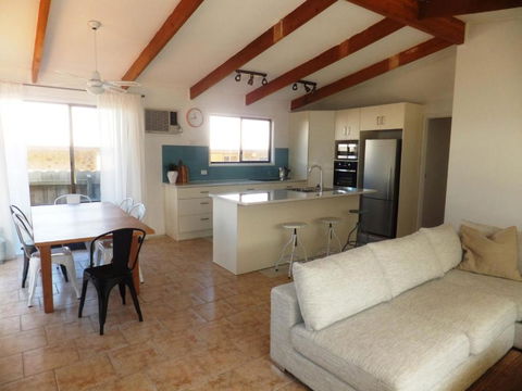TERRIFIC On TAMARA CRESCENT - Perth Resorts 3