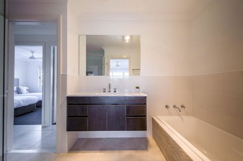 Escape At Nobbys Executive Townhouse 1 74 Pacific Drive - Accommodation Perth 3