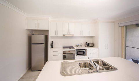 Escape At Nobbys Executive Townhouse 1 74 Pacific Drive - Accommodation Perth 5