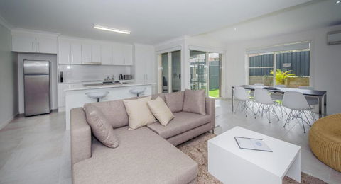 Escape At Nobbys Executive Townhouse 1 74 Pacific Drive - Accommodation Perth 4