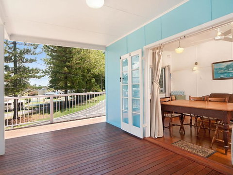 The Blue House Flat Walk To River & Beach - Accommodation Perth 6