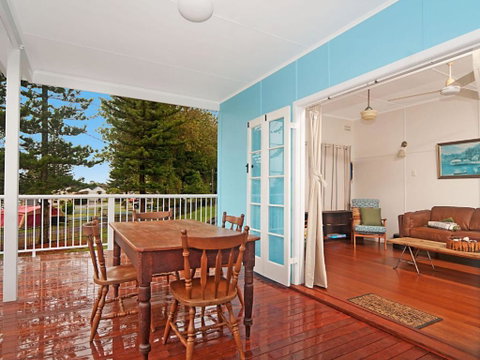 The Blue House Flat Walk To River & Beach - Accommodation Perth 3