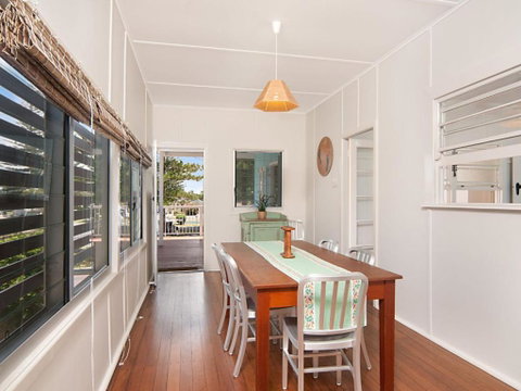 The Blue House Flat Walk To River & Beach - Accommodation Perth 1