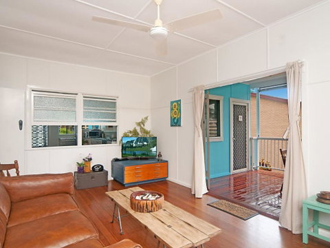 The Blue House Flat Walk To River & Beach - Accommodation Perth 5