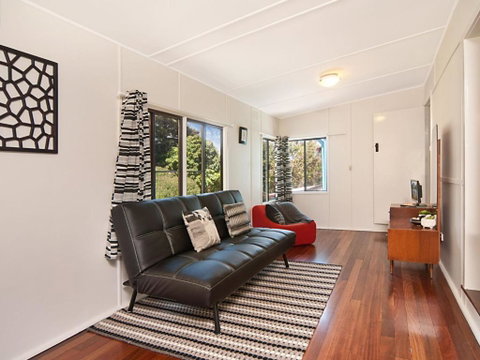 The Blue House Flat Walk To River & Beach - Accommodation Perth 4