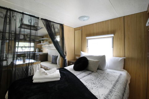Mornington Peninsula Retro Caravans - Perth Resorts 6