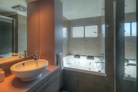 Birdland - Accommodation Perth 4