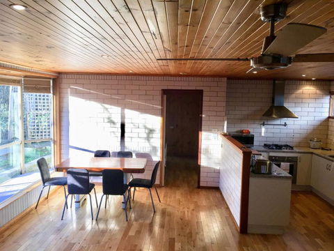 Romantic Getaway With Spa & Wifi Pet Friendly - Accommodation Perth 5