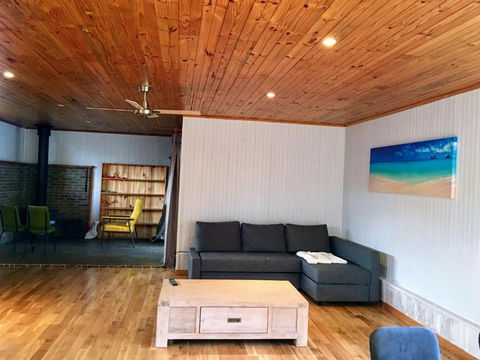 Romantic Getaway With Spa & Wifi Pet Friendly - Accommodation Perth 4