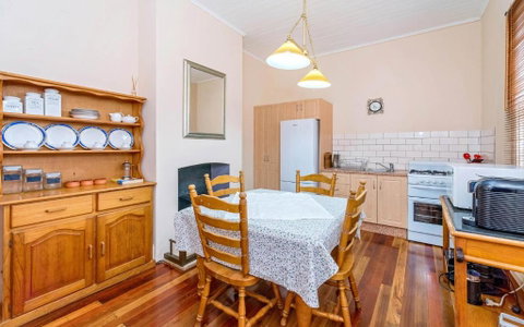 Eliza 1875 Red Brick Duplex Townhouse - Accommodation Perth 3