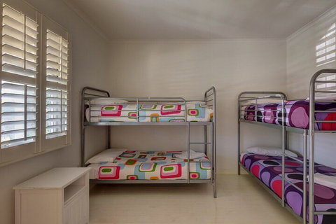 Surfs Up - Accommodation Perth 3