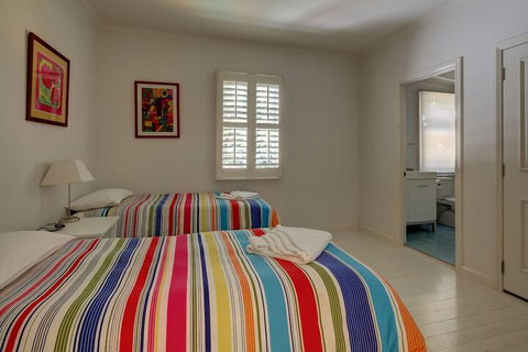 Surfs Up - Accommodation Perth 7
