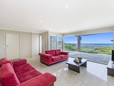 Shemara Idyllic East Beach Property With Multiple Living Areas - Accommodation Perth 4