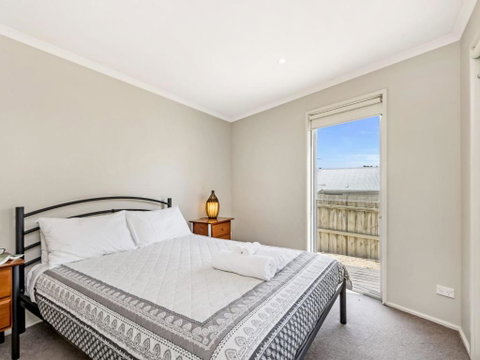 Shemara Idyllic East Beach Property With Multiple Living Areas - Accommodation Perth 2