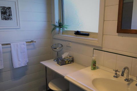 BURGESS COTTAGE King Bed For Couples - Perth Resorts 3