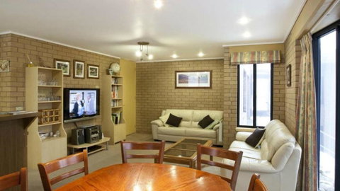 St Trinians 3a - Accommodation Perth 5