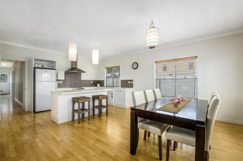 Zaahira House - Accommodation Perth 2