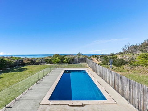 Dayz Dreamin Pool Gas Fireplace & Beachfront - Accommodation Perth 4