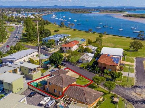 Curls & Buoys Pet Friendly Stone Throw To River - Accommodation Perth 4