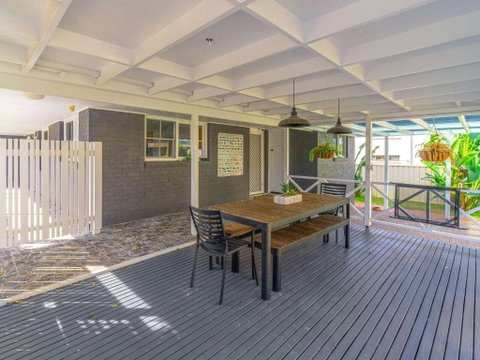 Curls & Buoys Pet Friendly Stone Throw To River - Accommodation Perth 3