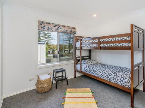 Curls & Buoys Pet Friendly Stone Throw To River - Accommodation Perth 1