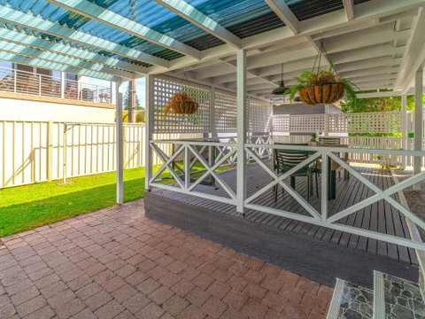 Curls & Buoys Pet Friendly Stone Throw To River - Accommodation Perth 5