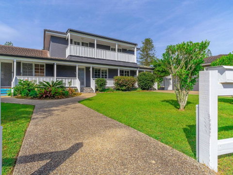 Curls & Buoys Pet Friendly Stone Throw To River - Accommodation Perth 2