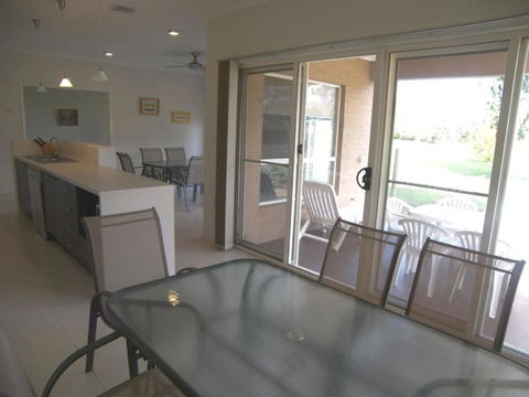 Modern Beachside 5 Bedrooms - Perth Resorts 4