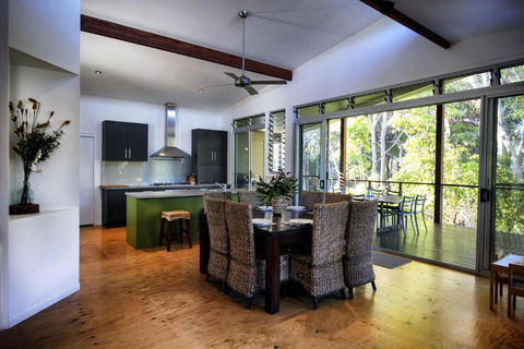 17 Naiad Court Modern Open Plan Family Home With Covered Outdoor Area & Double Lock Up Garage - Perth Resorts 5