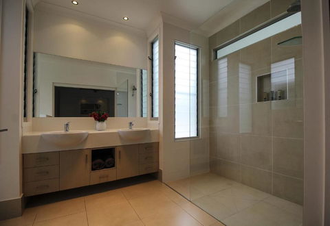 17 Naiad Court Modern Open Plan Family Home With Covered Outdoor Area & Double Lock Up Garage - Perth Resorts 3