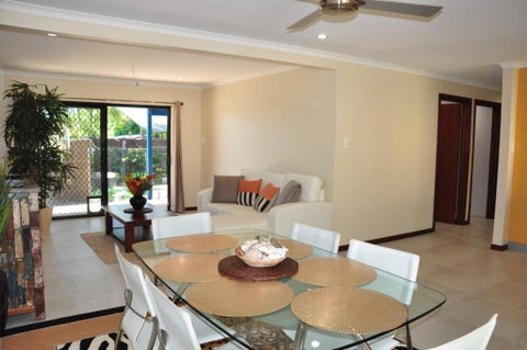 43 Double Island Drive Two Level Holiday Home With Swimming Pool. Located Close To Beach & CBD - Accommodation Perth 6