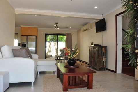43 Double Island Drive Two Level Holiday Home With Swimming Pool. Located Close To Beach & CBD - Accommodation Perth 2