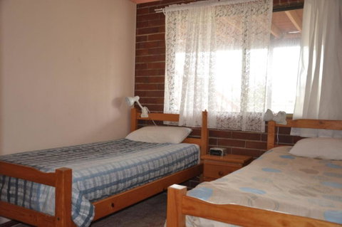 31 Bombala Crescent Two Storey Home With Covered Outdoor Deck Fully Fenced Backyard. Pet Friendly - Accommodation Perth 4