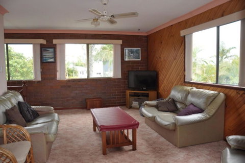 31 Bombala Crescent Two Storey Home With Covered Outdoor Deck Fully Fenced Backyard. Pet Friendly - Accommodation Perth 2