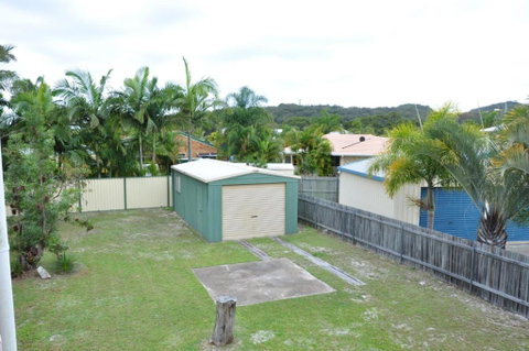 31 Bombala Crescent Two Storey Home With Covered Outdoor Deck Fully Fenced Backyard. Pet Friendly - Accommodation Perth 1