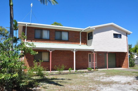 31 Bombala Crescent Two Storey Home With Covered Outdoor Deck Fully Fenced Backyard. Pet Friendly - Accommodation Perth 5