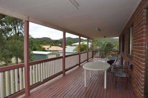 31 Bombala Crescent Two Storey Home With Covered Outdoor Deck Fully Fenced Backyard. Pet Friendly - Accommodation Perth 6