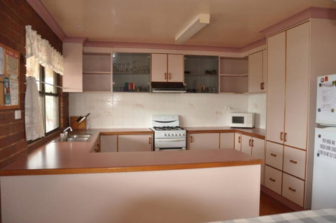 31 Bombala Crescent Two Storey Home With Covered Outdoor Deck Fully Fenced Backyard. Pet Friendly - Accommodation Perth 3