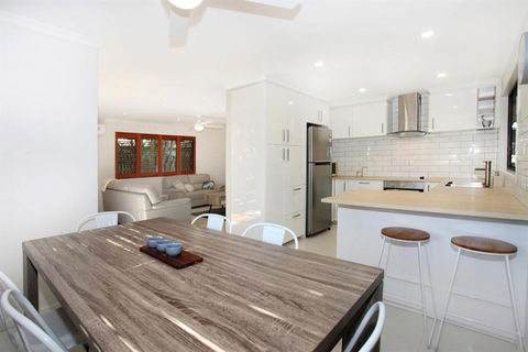 FABULOUS HOLIDAY HIDEAWAY COOLUM BEACH - Accommodation Perth 6