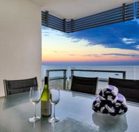 Oceana Darwin Central Oceanfront 3 bedroom 2 Lounge Room Pool Gym Tennis Court Sleeps 9 - Perth Resorts