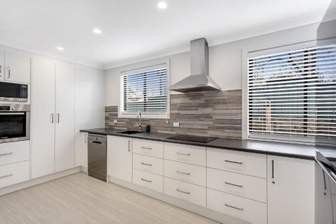 Sunset Beach House Soldiers Point Sleeps 9 - Accommodation Perth 4