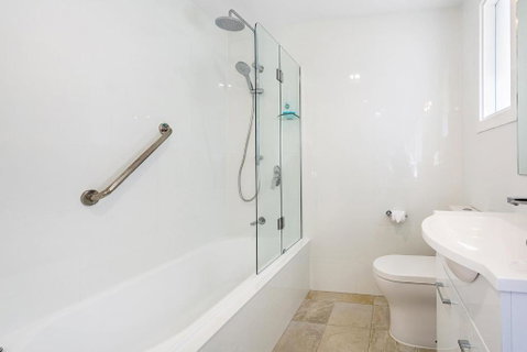 Sunset Beach House Soldiers Point Sleeps 9 - Accommodation Perth 1
